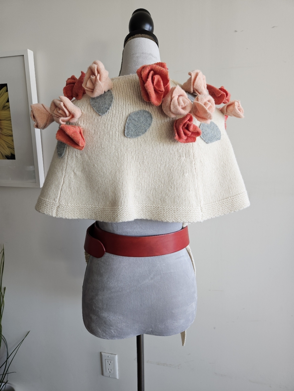 ANTHRO 3-D Roses Poncho - Picture 14 of 16